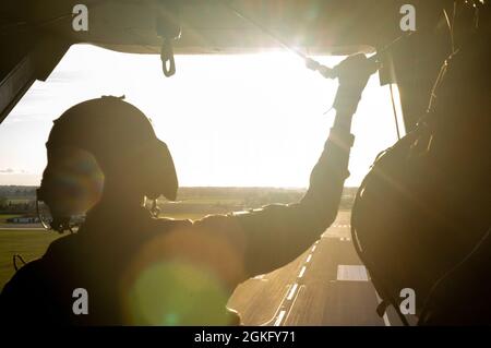 Special Tactics Controllers del 321 Special Tactics Squad conducono iterazioni diurne e notturne di corda veloce e respingono la parte posteriore di un CV-22 dal 7 ° Squadron Special Operations il 12 e 15 aprile 2021. Queste competenze sono fondamentali per la preparazione delle missioni e per mantenere la capacità di affrontare le sfide SOF attuali in un ambiente reale. Foto Stock