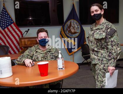 210412-N-ME396-1012 GROTON, Conn. Pril 12, 2021) Hospitalman Sylvia Gross pone per una foto con Hospital Corpsman III Classe Corey Boyd dopo essere stato sottoposto a screening per ricevere il vaccino COVID-19 presso la Navy Medicine Readiness and Training Unit Foto Stock