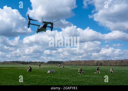 Special Tactics Controllers del 321 Special Tactics Squad conducono iterazioni diurne e notturne di corda veloce e respingono la parte posteriore di un CV-22 dal 7 ° Squadron Special Operations il 12 e 15 aprile 2021. Queste competenze sono fondamentali per la preparazione delle missioni e per mantenere la capacità di affrontare le sfide SOF attuali in un ambiente reale. Foto Stock