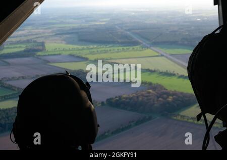 Special Tactics Controllers del 321 Special Tactics Squad conducono iterazioni diurne e notturne di corda veloce e respingono la parte posteriore di un CV-22 dal 7 ° Squadron Special Operations il 12 e 15 aprile 2021. Queste competenze sono fondamentali per la preparazione delle missioni e per mantenere la capacità di affrontare le sfide SOF attuali in un ambiente reale. Foto Stock