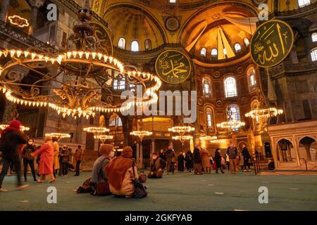 Fatih, Istanbul, Turchia - 04.05.2021: I visitatori turchi e stranieri seduti, passeggiare e scattare foto nella moschea di Hagia Sophia si convertono di recente Foto Stock