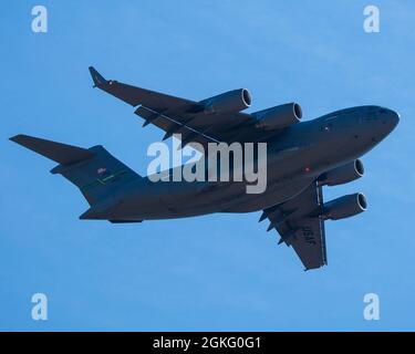 I paracadutisti della 82a Divisione Airborne scendono da una C-17 durante la prima caduta aerea di Pope Army Airfield del 13 aprile 2021. La missione ha coinvolto due aerei C-17 Globemaster III, uno della base Joint di Charleston e l'altro della base Joint di Lewis-McChord. L'equipaggio e i jumper erano tutti composti da donne Airmen e soldati provenienti da quattro diverse installazioni. Foto Stock