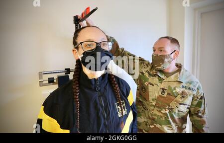 SGT. Prima classe Charles Arrison (destra), un dirigente di formazione non commissionato ufficiale, assegnato alla sezione operazioni, sede e sede della Società, 76th comando di risposta operativa, controlla l'altezza di Army Reserve Sgt. Skyye Wright, uno specialista chimico, biologico, radiologico e nucleare, assegnato alla 392a Chemical Company, 209th Regional Support Group, 76th Operational Response Command a Camp Williams, Utah, aprile 13, durante il processo di check-in per il Joint Command Best Warrior Competition per il 76th ORC e l'807th Medical Command (Supporto per la distribuzione Foto Stock