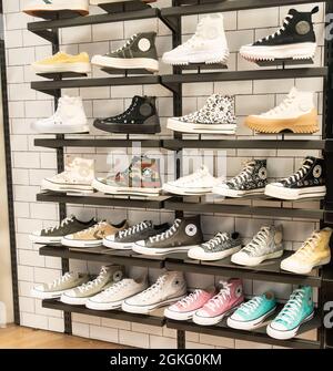 Vetrina di calzature converse store Foto Stock