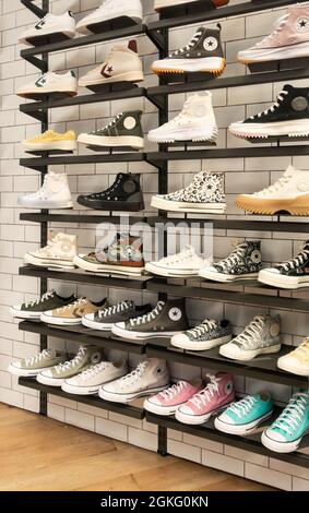 Vetrina di calzature converse store Foto Stock