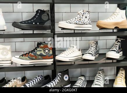 Vetrina di calzature converse store Foto Stock