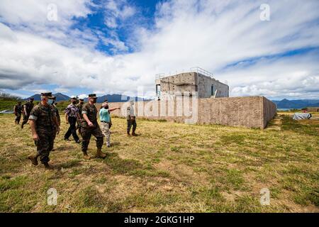 DaN Geltmacher, responsabile della gamma e della formazione, Marine Corps base Hawaii, guida un tour delle nuove operazioni militari su terreni urbanizzati durante la US Marine Corps Briga. Christopher McPhillips', comandante generale, i Marine Aircraft Wing, Okinawa, Giappone, visita a MCBH, aprile 13, 2021. Lo scopo di questa visita era quello di informare i dirigenti e il personale senior sui ruoli, le missioni e le capacità dell’impianto, nonché di evidenziare i modi in cui sostiene le forze operative, le loro famiglie e la comunità circostante. Foto Stock