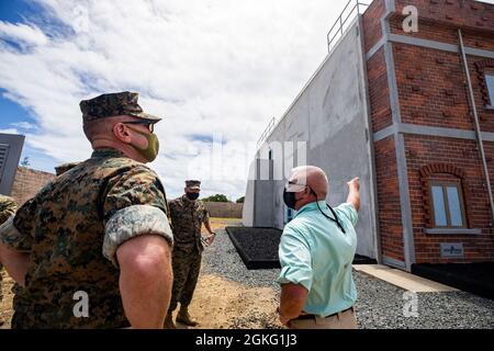 DaN Geltmacher, Range and Training Manager, U.S. Marine Corps base Hawaii, presenta le nuove operazioni militari su terreni urbanizzati al U.S. Marine Corps Briga. Christopher McPhillips, comandante generale, i Marine Aircraft Wing, Okinawa, Giappone, durante la sua visita a MCBH, 13 aprile 2021. Lo scopo di questa visita era di informare McPhillips e il personale sui ruoli, le missioni e le capacità dell'installazione, nonché di evidenziare i modi in cui supporta le forze operative, le loro famiglie e la comunità circostante. Foto Stock