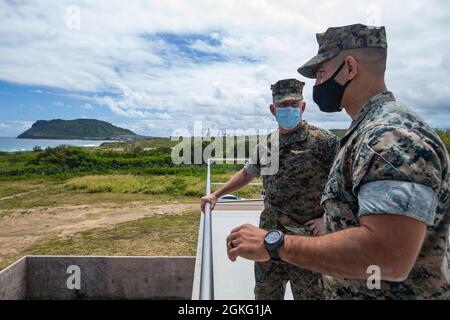 Speros Koumparakis, a destra, comandante ufficiale, base del corpo Marino Hawaii, parla a Briga. Il generale Robert Sofge, a sinistra, vice comandante, forze del corpo Marino degli Stati Uniti, Pacifico, durante il corpo Marino degli Stati Uniti Briga. Christopher McPhillips', comandante generale, i Marine Aircraft Wing, Okinawa, Giappone, visita a MCBH, aprile 13, 2021. Lo scopo di questa visita era quello di informare i dirigenti e il personale senior sui ruoli, le missioni e le capacità dell’impianto, nonché di evidenziare i modi in cui sostiene le forze operative, le loro famiglie e la comunità circostante. Foto Stock