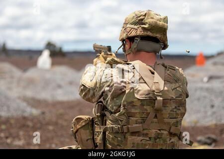 I soldati assegnati alla sede centrale e alla sede centrale della truppa, 3° Squadron, 4° Reggimento Cavalleria, 3° Team di combattimento Brigata Fanteria, 25° Divisione Fanteria, prendono parte ad una gamma di qualificazione M17 Pistol presso la Pohakuloa Training Area, Hawaii, il 13 aprile 2021. Foto Stock