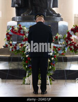 Il Gen. Omar J. Jones, il comandante della Joint Force Headquarters - National Capitol Region e del U.S. Army Military District di Washington, paga rispetto al Thomas Jefferson Memorial, Washington D.C., 13 aprile 2021. Si è tenuta una cerimonia di onorificenza delle forze armate per commemorare il terzo compleanno del presidente degli Stati Uniti Thomas Jefferson. Foto Stock