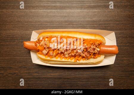 Cane caldo con salsiccia lunga con formaggio Cheddar, cipolla croccante e pancetta fritta Tacos Foto Stock