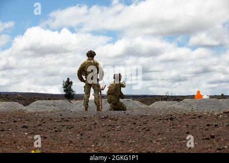 I soldati assegnati alla sede centrale e alla sede centrale della truppa, 3° Squadron, 4° Reggimento Cavalleria, 3° Team di combattimento Brigata Fanteria, 25° Divisione Fanteria, prendono parte ad una gamma di qualificazione M17 Pistol presso la Pohakuloa Training Area, Hawaii, il 13 aprile 2021. Foto Stock