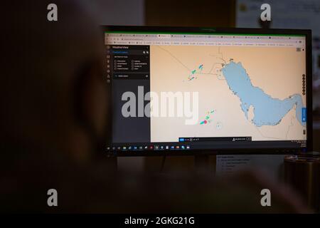 Il Senior Airman delle forze aeree statunitensi Kyle Hartley, 407th Expeditionary Operations Support Squadron Weather Operations Forecaster, si occupa di un sistema meteo alla base aerea Ali al Salem, Kuwait, 13 aprile 2021. Il volo meteorologico mitiga le minacce ambientali attraverso l'integrazione di ogni fase di pianificazione ed esecuzione delle operazioni, massimizzando le finestre di opportunità e riducendo al minimo i rischi per il personale e le risorse. Foto Stock