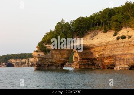 Arco naturale lungo le rocce raffigurate National Lakeshore Foto Stock