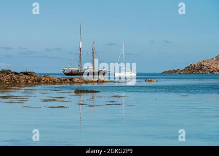 Barche all'ancora tra Bryher e Tresco visto da Kitchen Porth, Bryher, Isole di Scilly Foto Stock