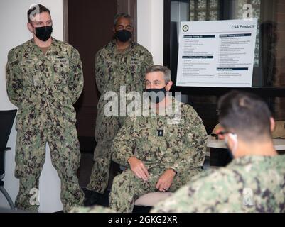 210413-N-EL867-0053 NEWPORT, R.I. (13 aprile 2021) ADM posteriore. Pete Garvin, comandante, comando di addestramento e addestramento navale, parla con lo staff del Centro per il supporto di servizio durante una visita alla Stazione Navale (NAVSTA) Newport R.I., Aprile 13. A bordo del NAVSTA Newport, Garvin visitò anche la Navy Supply Corps School, la Naval Chaplaincy School and Center, il comando Surface Warfare Schools e la Senior Enlisted Academy. Foto Stock