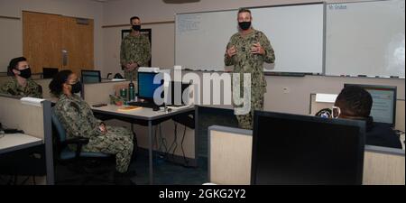 210413-N-EL867-0123 NEWPORT, R.I. (13 aprile 2021) ADM posteriore. Pete Garvin, comandante, comando Navale di formazione e addestramento, parla con gli studenti della Naval Supply Corps School durante una visita alla Naval Station (NAVSTA) Newport R.I., aprile 13. A bordo del NAVSTA Newport, Garvin visitò anche il Center for Service Support, la Naval Chaplaincy School and Center, il Surface Warfare Schools Command e la Senior Enlisted Academy. Foto Stock