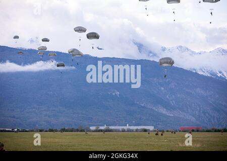 I soldati del cielo atterrano durante la formazione aerea sostenuta con i Rangers Esercito Italiano Alpini Paracadutisti nella zona di caduta di Juliet a Maniago, Italia. Una formazione di questo tipo consente a entrambi gli alleati di acquisire fiducia nelle attrezzature e nelle procedure degli altri e contribuisce a creare legami di interoperabilità tra entrambi gli eserciti. In seguito, si è svolta una cerimonia di scambio delle ali per i paracadutisti italiani che hanno saltato. Essi sono stati insigniti del distintivo paracadutista dell'esercito degli Stati Uniti e bloccati da leader provenienti da tutto il 173 che hanno anche preso parte all'operazione. La 173a Brigata Airborne è la contingenza dell'Esercito degli Stati Uniti Foto Stock