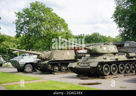 POZNAN, POLONIA - 01 luglio 2017: Una fila di carri armati storici di guerra nel museo all'aperto nel Parco Cytadela Foto Stock