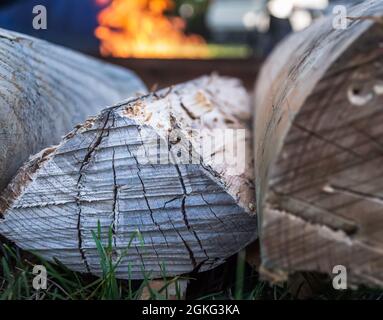 Mucchio di legna da ardere con fuoco in background Foto Stock