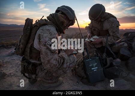 Andrew Piech (sinistra), un controller di attacco terminale congiunto (JTAC) e Sgt. Dylan Griffin, un operatore radio assegnato al team C di collegamento delle armi di supporto, 2nd Brigade Platoon, 1st Air Naval Gunfire Liaison Company, i Marine Expeditionary Force Information Group, Coordinare il supporto in aria stretta durante un'evoluzione della formazione integrata con il 56esimo gruppo operativo dell'aeronautica statunitense e le forze armate lituane sulla base dell'aeronautica Gila Bend, Ariz., 13 aprile 2021. I JTAC guidano gli attacchi aerei da terra mentre si allenano con i piloti del 61esimo e 62esimo Squadrone Fighter, 56esimo Operations G Foto Stock