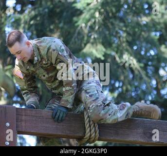 SGT. Daniel Horning e SPC. Austin Falerios, sedicesimo brigato dell'aviazione di combattimento, gareggia nella settima edizione del concorso migliore guerriero della Divisione di fanteria alla base congiunta Lewis-McChord, Washington, 13 aprile 15, 2021. I soldati sono stati testati sulla loro disponibilità e padronanza dei fondamentali. Foto Stock