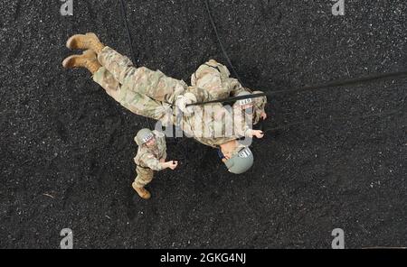 Un soldato scoppa la torre durante la Scuola di Assault Air presso Fort Indiantown Gap il 14 aprile 2021. Air Assault School è un corso di 10 giorni progettato per preparare i soldati per le missioni di inserimento, evacuazione e pathfinder che richiedono l'uso di elicotteri multifunzionali per il trasporto e l'assalto. Foto Stock