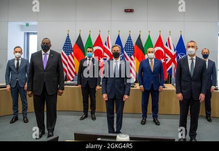 Da sinistra, il segretario alla difesa degli Stati Uniti Lloyd Austin, il ministro degli Esteri italiano Luigi di Maio, il segretario di Stato americano Antony Blinken, il ministro degli Esteri turco Mevlüt Çavuşoğlu, il segretario generale della NATO Jens Stoltenberg e il segretario agli Esteri britannico Dominic Raab posano per una foto di gruppo durante una riunione presso la sede della NATO a Bruxelles, mercoledì, Aprile 14, 2021. Foto Stock