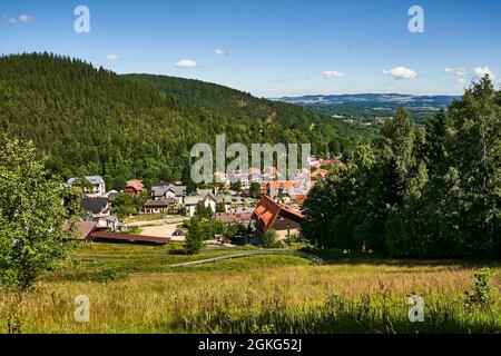 Karpacz, bassa Slesia, Polonia 6 luglio 2021 Vista sulla città di Karpacz e sulla collina di Karpatka Foto Stock