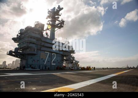 OCEANO PACIFICO (14 aprile 2021) la portaerei USS Abraham Lincoln (CVN 72) parte dalla base aerea navale di North Island. Abraham Lincoln sta conducendo le operazioni di routine nell'area di operazioni della terza flotta degli Stati Uniti. Foto Stock