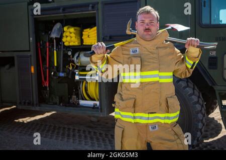 CPL del corpo marino degli Stati Uniti. James Leuenberger, il principale maestro di vigili del fuoco e camion con Marine Wing Support Squadron (MWSS) 271, si pone per una foto al Marine Air-Ground Combat Center Twentynine Palms, California, 14 aprile 2021. "Assumere il personale entro i limiti", ha dichiarato Leuenberger, originario di Macon, Georgia. Secondo la sua leadership, Leuenberger ha utilizzato la sua conoscenza della lotta antincendio per fornire un aggiornamento per i 21 Marines nella sua sezione. Leuenberger ha assunto i compiti aggiuntivi di manutenzione dei veicoli e delle attrezzature a ITX 3-21, nonché di completamento di interventi preventivi mensili Foto Stock