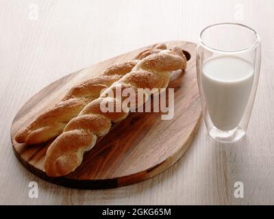 Mini challah fatta in casa e latte fresco. Semplice colazione rustica. Foto Stock