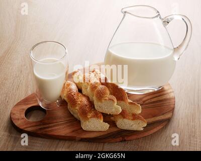 Mini challah fatta in casa e latte fresco. Semplice colazione rustica. Foto Stock