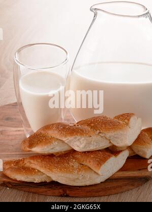 Mini challah fatta in casa e latte fresco. Semplice colazione rustica. Foto Stock