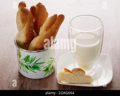 Semplice colazione rustica - mini challah fatta in casa e latte fresco. Foto Stock