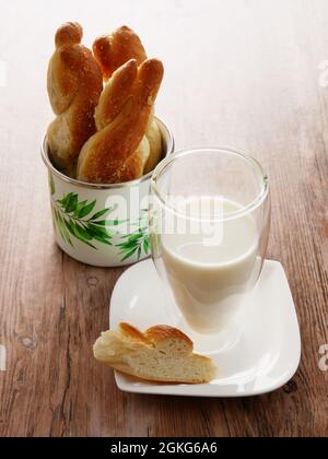 Semplice colazione rustica - mini challah fatta in casa e latte fresco. Foto Stock