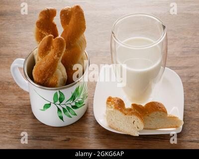 Semplice colazione rustica - mini challah fatta in casa e latte fresco. Foto Stock