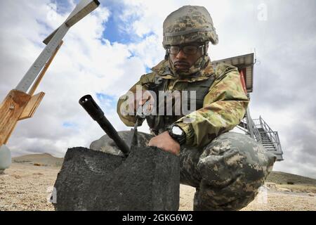 Personale della Riserva dell'esercito Sgt. Jonathan Boyden, un comandante di veicoli nucleari, biologici, chimici, di ricognizione M1135 e nativo di Shreveport, Louisiana, assegnato alla 327a Chemical Company, 415th Chemical Brigade, 76th Operational Response Command, effettua regolazioni della vista sul suo fucile di servizio M4 ad una gamma di qualificazione zero M4 a Camp Williams, Utah, aprile 14. Boyden è stato uno dei quindici soldati della Riserva Armata provenienti da tutto il paese che recentemente è venuto a Camp Williams per competere in un concorso del miglior guerriero del comando congiunto che ha sfidato i soldati con cinque giorni di rigoroso fisico e menta Foto Stock