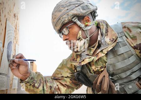 Personale della Riserva dell'esercito Sgt. Jonathan Boyden, un comandante di veicoli nucleari, biologici, chimici, di ricognizione M1135 e nativo di Shreveport, Louisiana, assegnato alla 327a Chemical Company, 415th Chemical Brigade, 76th Operational Response Command, segna i suoi colpi su un bersaglio cartaceo ad una gamma di qualificazione zero M4 a Camp Williams, Utah, aprile 14. Boyden è stato uno dei quindici soldati della Army Reserve provenienti da tutto il paese che recentemente è venuto a Camp Williams per competere in un Joint Command Best Warrior Competition che ha sfidato i soldati con cinque giorni di rigorosi eventi fisici e mentali rangi Foto Stock