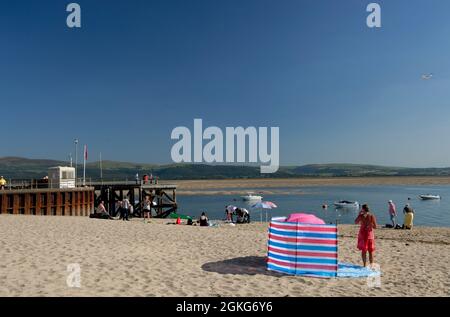 Giornata di sole sulla spiaggia di Aberdyfi Foto Stock