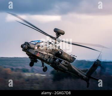 Major Pat McGee e Chief Warrant Officer 3 Sebastian Rivas, AH-64 piloti assegnati alla dodicesima brigata dell'Aviazione da combattimento, Wings of Victory, girano il loro Apache Longbow per re-attaccare obiettivi durante le tavole da tiro aereo presso l'Area di addestramento Grafenwöhr il 14 aprile 2021. Foto Stock