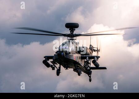 Maj. Pat McGee e Chief Warrant Officer 3 Sebastian Rivas, AH-64 piloti assegnati alla dodicesima brigata dell'Aviazione da combattimento, Wings of Victory, sul ramo di ritorno di una pistola che corre nel loro Apache Longbow durante i tavoli da gunnery aerei a Grafenwöhr Training Area il 14 aprile 2021. Foto Stock