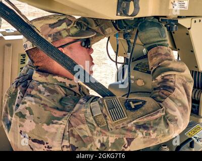 Task Force Divisione Spartan Tactical- Jordan Soldier SPC. Louis Herrera collega i cavi a un'antenna parabolica durante il trasferimento di un centro di attività tattiche, noto come “jumping the TAC”, 14 aprile 2021. I soldati hanno lavorato insieme per proteggere la zona e hanno posto più di un miglio di filo di concertina. Herrera e un piccolo gruppo di soldati di segnale assicurarono che la rete informatica fosse immediatamente operativa e in grado di fornire lo stesso livello critico di consapevolezza situazionale al comando. Questo esercizio di convalida ha fornito una formazione pratica in tempo reale e la comprovata disponibilità della Task Force Spartan Foto Stock