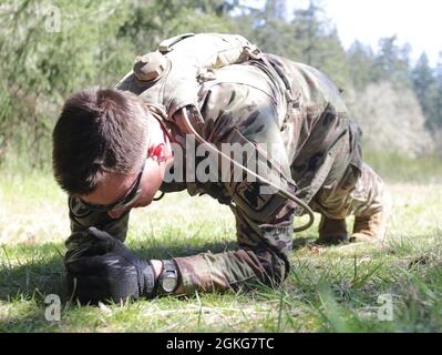 SGT. Daniel Horning e SPC. Austin Falerios, sedicesimo brigato dell'aviazione di combattimento, gareggia nella settima edizione del concorso migliore guerriero della Divisione di fanteria alla base congiunta Lewis-McChord, Washington, 13 aprile 15, 2021. I soldati sono stati testati sulla loro disponibilità e padronanza dei fondamentali. Foto Stock