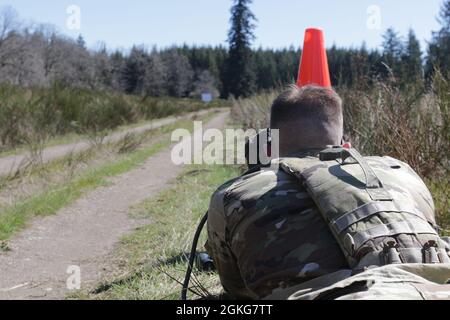 SGT. Daniel Horning e SPC. Austin Falerios, sedicesimo brigato dell'aviazione di combattimento, gareggia nella settima edizione del concorso migliore guerriero della Divisione di fanteria alla base congiunta Lewis-McChord, Washington, 13 aprile 15, 2021. I soldati sono stati testati sulla loro disponibilità e padronanza dei fondamentali. Foto Stock