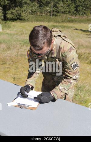 SGT. Daniel Horning e SPC. Austin Falerios, sedicesimo brigato dell'aviazione di combattimento, gareggia nella settima edizione del concorso migliore guerriero della Divisione di fanteria alla base congiunta Lewis-McChord, Washington, 13 aprile 15, 2021. I soldati sono stati testati sulla loro disponibilità e padronanza dei fondamentali. Foto Stock