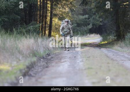 SGT. Daniel Horning e SPC. Austin Falerios, sedicesimo brigato dell'aviazione di combattimento, gareggia nella settima edizione del concorso migliore guerriero della Divisione di fanteria alla base congiunta Lewis-McChord, Washington, 13 aprile 15, 2021. I soldati sono stati testati sulla loro disponibilità e padronanza dei fondamentali. Foto Stock