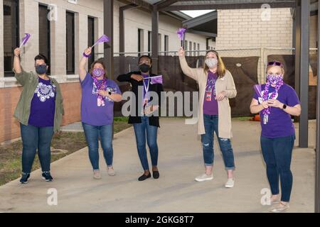 Gli istruttori di Lackland ISD salutano i bambini della scuola di Lackland ISD durante l'evento We Care Day, 15 aprile 2021, presso la Joint base di San Antonio-Lackland, Texas. Noi Care Day fa parte del programma Airman Comprehensive Fitness che si concentra sulla consapevolezza del suicidio per assicurare il benessere attraverso la prevenzione, l'educazione e l'intervento. Foto Stock