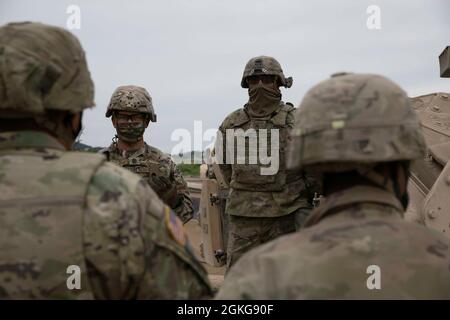 Grinston parla con i soldati della seconda squadra di combattimento delle Brigate corazzate sul loro veicolo da combattimento Bradley, Fort Hood, Texas, 15 aprile 2021. Il Bradley Fighting Vehicle è un veicolo da trasporto completamente cingolato e leggermente corazzato che fornisce mobilità da tutto il paese, potenza di fuoco montata e protezione da artiglieria e fuoco di armi leggere. Foto Stock